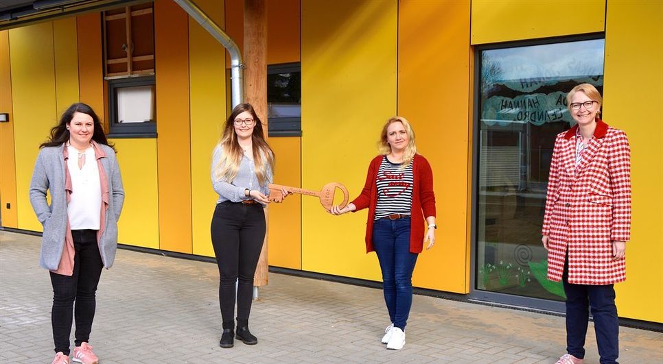 Die Erste Stadträtin Dr. Silke Fricke (re.) und Julia Szuta (li., Sachbereich Soziales) freuen sich mit Elisabeth Knörr (2. v. li.) und  Katja Penz von der Kindertagesstätte.  Fotos: rgp