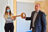 Bürgermeister Detlev Fischer übergab den symbolischen Schlüssel an Elisabeth Knörr