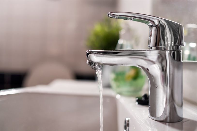 Hahn auf, schon gibt es Trinkwasser in bester Qualität. Am Weltwassertag geht es darum, diese Selbverständlichkeit schätzen zu lernen.  Foto: AdobeStock/Victor Koldunov