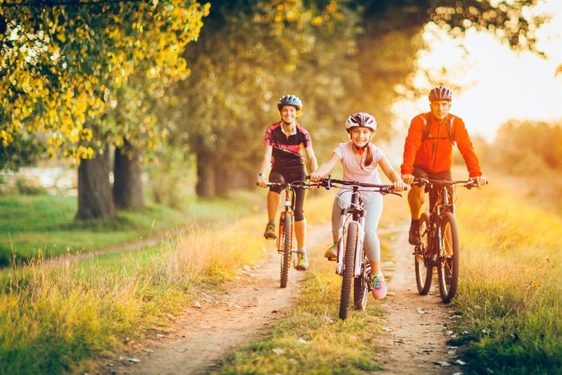 Die Region neu entdecken und kurzweilige Ausflüge mit der Familie unternehmen: Radtouren machen allen Spaß. Foto: djd/Waldenburger Versicherung/Getty Images/Kontrec