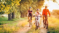 Die Region neu entdecken und kurzweilige Ausflüge mit der Familie unternehmen: Radtouren machen allen Spaß. Foto: djd/Waldenburger Versicherung/Getty Images/Kontrec