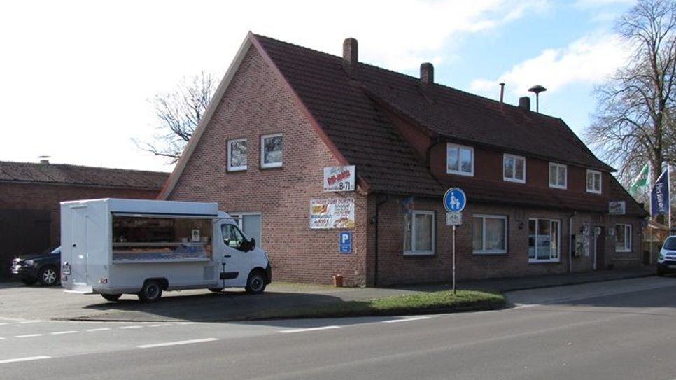 Der Bäckerwagen der Bäckerei Peters steht in zentraler Lage an der Bundesstraße in Basdahl.  Foto: eb