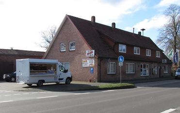 Der Bäckerwagen der Bäckerei Peters steht in zentraler Lage an der Bundesstraße in Basdahl.  Foto: eb