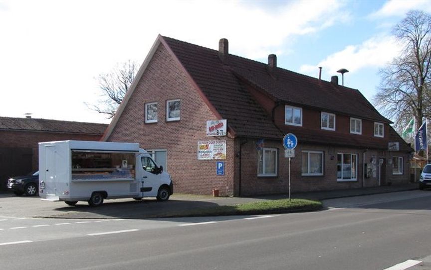 Der Bäckerwagen der Bäckerei Peters steht in zentraler Lage an der Bundesstraße in Basdahl.  Foto: eb
