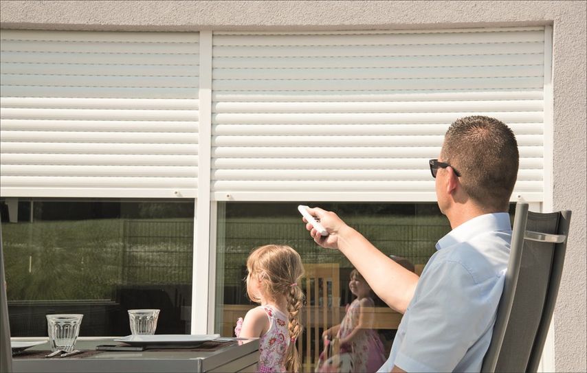 Sind Rollladen und Sonnenschutz motorisiert, können sie auf Knopfdruck für Schatten sorgen.
Foto: BVRS/txn