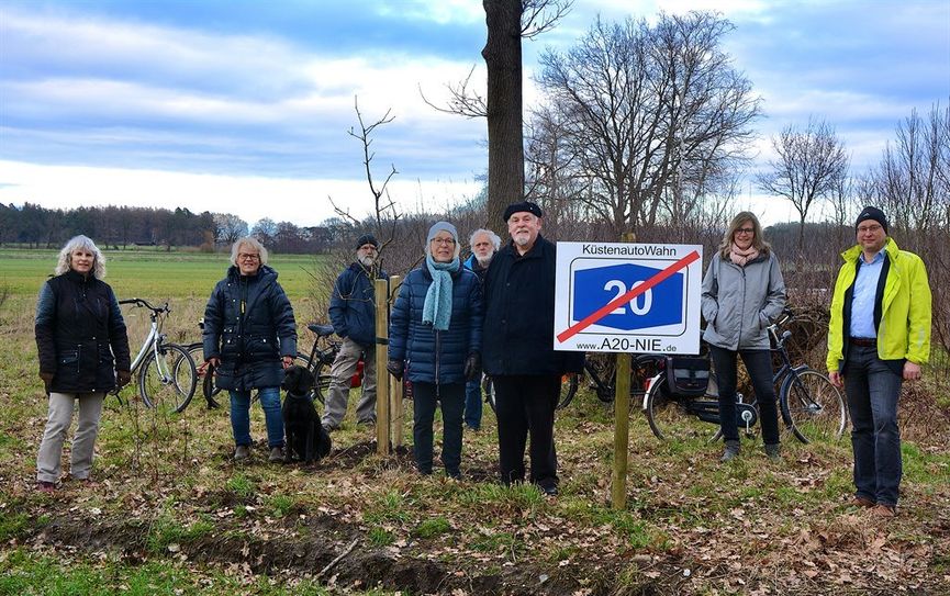 Jochen Hake (re.) und weitere Autobahngegner pflanzten einen Apfelbaum. Foto: rgp