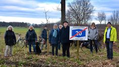 Jochen Hake (re.) und weitere Autobahngegner pflanzten einen Apfelbaum.  Foto: rgp