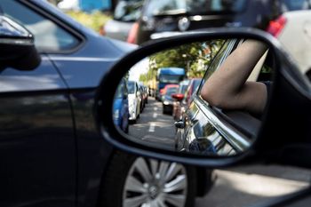 Alltägliches Bild für Berufspendler:innen: Auch in Zeiten von Lockdown und Homeoffice bleibt die Zahl der Menschen, die auf dem Weg zur Arbeit weite Strecken zurücklegen, auf einem hohen Level.  Foto: IG BAU