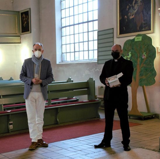 Landesbischof Ralf Meister (links) übereichte Pastor Florian von Issendorff 150 Osterkerzen für die Gemeinden Gnarrenburg, Kuhstedt und Kirchwistedt.  Foto: khe