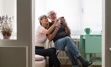 Ein Makler hilft beim Verkauf der Immobilie und entlastet verkaufende Eigentümer:innen.
Foto: djd/ImmoScout24/Garage Island Crew/Stocksy United