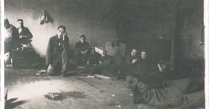 KZ-Häftlinge in einer Baracke im Lager Sandbostel. Foto: Georges Chertier,