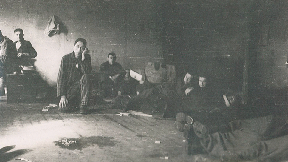 KZ-Häftlinge in einer Baracke im Lager Sandbostel.  Foto: Georges Chertier,