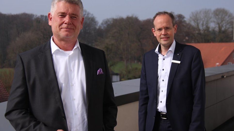 Mathias Knoll und Jan Mackenberg präsentierten die Geschäftszahlen der Volksbank für 2020.  Foto: jm