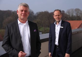 Mathias Knoll und Jan Mackenberg präsentierten die Geschäftszahlen der Volksbank für 2020.  Foto: jm