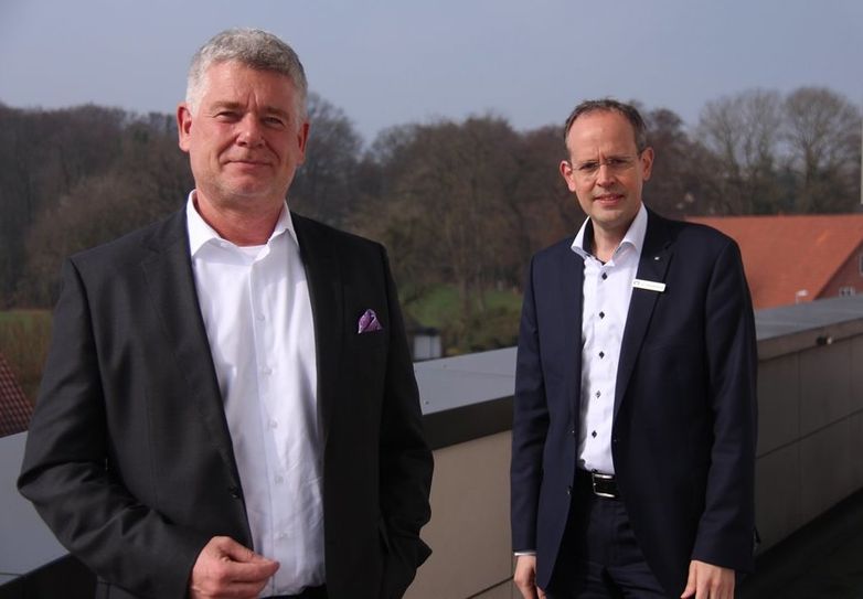 Mathias Knoll und Jan Mackenberg präsentierten die Geschäftszahlen der Volksbank für 2020.  Foto: jm