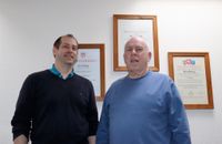 Tischlermeister in der dritten und vierten Generation: Jörn und Herbert Bohling, mit dem der Worpsweder Betrieb seinen ersten Firmenwagen bekam. Das war 1969.