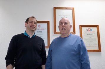 Tischlermeister in der dritten und vierten Generation: Jörn und Herbert Bohling, mit dem der Worpsweder Betrieb seinen ersten Firmenwagen bekam. Das war 1969.