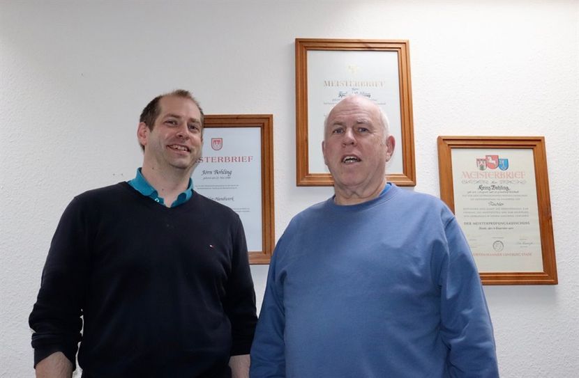 Tischlermeister in der dritten und vierten Generation: Jörn und Herbert Bohling, mit dem der Worpsweder Betrieb seinen ersten Firmenwagen bekam. Das war 1969.
