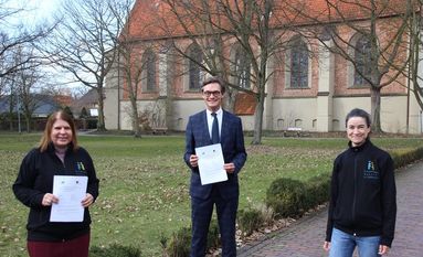 Freuen sich über die Teilnahme am Pilotprojekt: Yvonne Ahmed-von Maurich (v. li.), Kristian W. Tangermann und Regine Moll.  Foto: Regine Moll