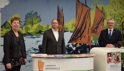Von links: Heike Schumacher, Dr. Boris Fiege und Bernd Lütjen.  Foto: eb