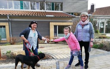 Ursula Grotheer (re.) und Enkelin Amalia übergaben 500 Euro an Hospiz-Leiterin Sabine Eckstein. Foto: lst