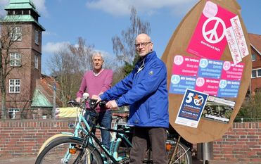 Ihre Forderungen nach Abrüstung präsentieren die Mitglieder des Friedensbündnisses auf großen Ostereiern in der Innenstadt. Foto: eb
