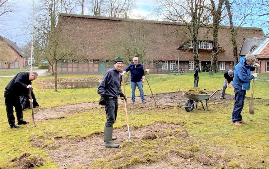 Eine der ersten Blühflächen der Aktion „Wildblumen für Worpswede“ befindet sich vor dem Rathaus.  Foto: eb