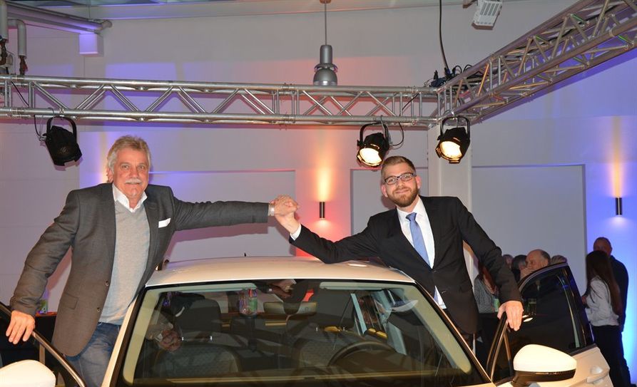 Vater und Sohn leiten gemeinsam das Autohaus Gerken und bringen im Landkreis Autos unter die Leute: Thomas und Tobias Gerken. Foto:eb