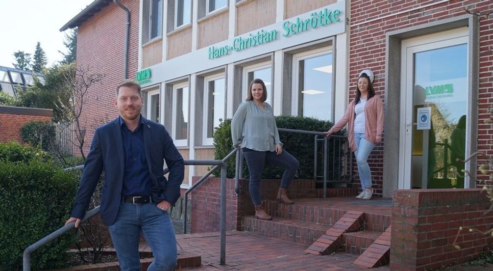 Versicherungsfachmann Hans-Christian Schrötke mit seinen Mitarbeiterinnen Sina Wundrach und Sandra Grau (v.li.) vor der neuen LVM-Agentur in Hesedorf.  Fotos: mh/eb