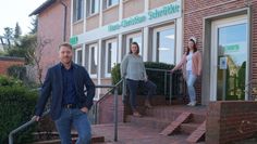Versicherungsfachmann Hans-Christian Schrötke mit seinen Mitarbeiterinnen Sina Wundrach und Sandra Grau (v.li.) vor der neuen LVM-Agentur in Hesedorf.  Fotos: mh/eb