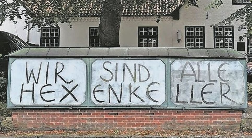 Rückhalt aus der Bevölkerung sei für die Opfer rechtsextremer Straftaten besonders wichtig, sagen die Teilnehmenden einer Podiumsdiskussion zu den Brandanschlägen im Bremer Umland. Das Bild zeigt einen Beitrag zu einer Solidaritätsaktion aus Worpswede, die nach dem Anschlag aus das Restaurant „Hexenkeller“ in Gnarrenburg gestartet wurde. Foto: Mimis Erbe