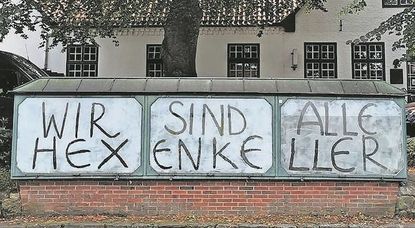 Rückhalt aus der Bevölkerung sei für die Opfer rechtsextremer Straftaten besonders wichtig, sagen die Teilnehmenden einer Podiumsdiskussion zu den Brandanschlägen im Bremer Umland. Das Bild zeigt einen Beitrag zu einer Solidaritätsaktion aus Worpswede, die nach dem Anschlag aus das Restaurant „Hexenkeller“ in Gnarrenburg gestartet wurde.  Foto: Mimis Erbe