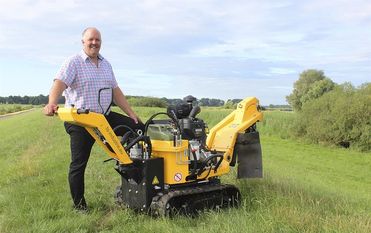 Tomas Holtkötter entfernt unter anderem Baumstümpfe.
Foto: www.kreiszeitung-wochenblatt.de/Stephanie Bargmann