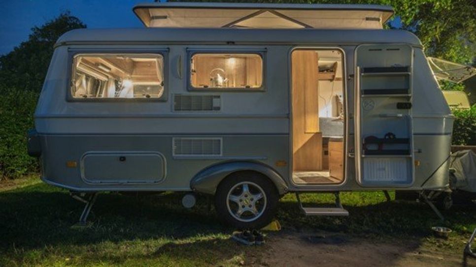 Abbildung 1: Wie lässt sich aus einem Wohnwagen ein gemütliches mobiles Heim machen? Bildquelle: @ Stefan Widua / Unsplash.com