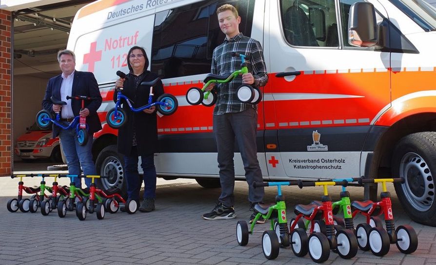 Von links: DRK-Geschäftsführer Patrick Grotheer, Danae Papageorgiou, Fachbereichsleiterin für die DRK-Kindertageseinrichtungen im Kreisverband und Marius Lang von der Firma Beovelo.  Foto: eb