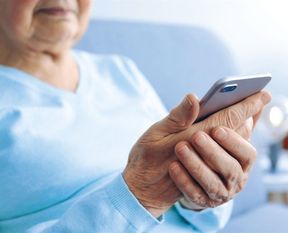 Senioren sollten besonders vorsichtig sein, wenn vermeintliche Bankmitarbeiter oder Polizisten anrufen. Oftmals handelt es sich dabei um Betrüger.
Foto: djd/Targobank/Evrymmnt - stock.adobe.com