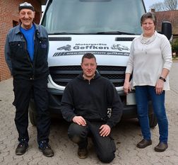 Hans-Joachim (v. li.), Mike und Heike Geffken haben sich als Spezialisten in der Reparatur von Motorgeräten weit über die Gemeindegrenze hinaus einen sehr guten Ruf erarbeitet. Fotos: rgp