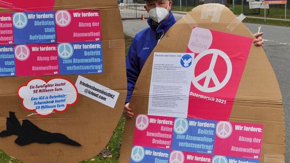 Mit großen Plakaten in Osterei-Form machte das Friedensbündnis auf seine Forderungen aufmerksam.  Foto: eb