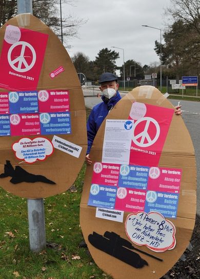 Mit großen Plakaten in Osterei-Form machte das Friedensbündnis auf seine Forderungen aufmerksam. Foto: eb