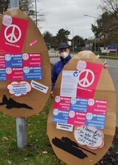 Mit großen Plakaten in Osterei-Form machte das Friedensbündnis auf seine Forderungen aufmerksam.  Foto: eb