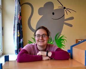 Rundum glücklich: Damaris Zipkat bereitet ihr Arbeitsplatz im „Mäusehaus“, dem Kindergarten Ostereistedt, viel Freude. 
 Foto: Lebenshilfe Bremervörde/Zeven.