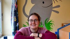 Rundum glücklich: Damaris Zipkat bereitet ihr Arbeitsplatz im „Mäusehaus“, dem Kindergarten Ostereistedt, viel Freude. 
 Foto: Lebenshilfe Bremervörde/Zeven.
