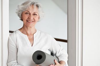 Wer regelmäßig trainiert, kann seine Beweglichkeit lange Zeit erhalten.
 Foto: djd/Hermes Arzneimittel/jd-photodesign - stock.adobe.com