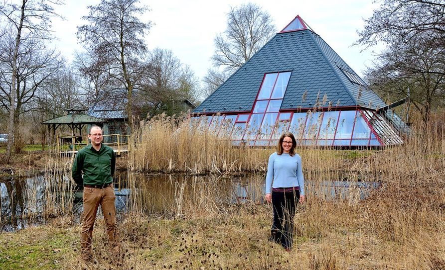 Jochen Hake traf sich kürzlich mit Maren Meyer-Grünfeld, Geschäftsführerin der NABU-Umweltpyramide.  Foto: Mediendienstleistungen Poppe