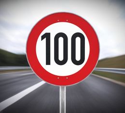 Bei einer Inzendenz von 100 soll einheitlich das öffentliche Leben abgebremst werden u.a. mit einer Ausgangssperre ab 21 Uhr. Foto: adobestock/Herr Loeffler