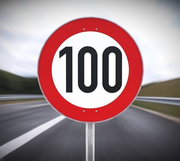 Bei einer Inzendenz von 100 soll einheitlich das öffentliche Leben abgebremst werden u.a. mit einer Ausgangssperre ab 21 Uhr. Foto: adobestock/Herr Loeffler