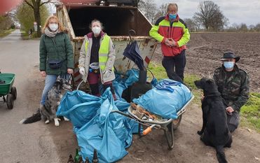 Andrea Lindemann mit Hund Barney, Daniela Schwarze, Edgar Schumacher und Axel von Oehsen mit Hund Nicki (v. li.) Foto:eb