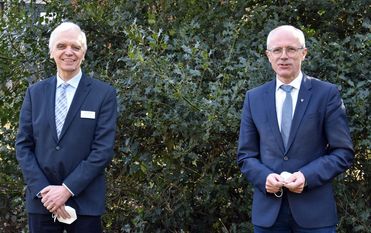 Landrat Hermann Luttmann (rechts) verabschiedete Amtsleiter Alfons Schulte. Foto: eb
