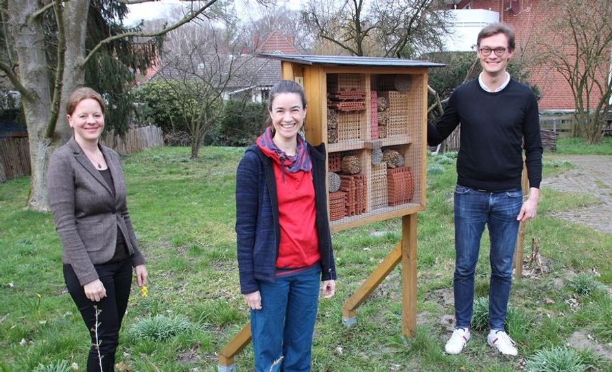 Mara Jekosch, Regine Moll und Kristian Tangermann freuen sich auf die Nachhaltigkeitswochen in diesem Jahr. Die Gemeinde Lilienthal steuert 10.000 Euro zu den Planungen bei.  Foto: eb