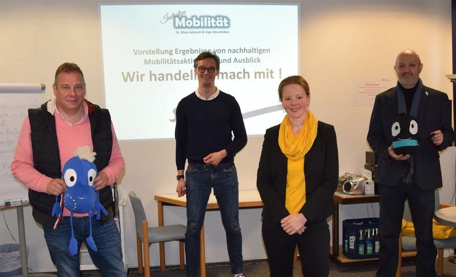 Von links: Bundestagsabgeordneter Andreas Mattfeldt, Lilienthals Bürgermeister Kristian Tangermann, Mara Jekosch und Ingo Wendelken (Initiative Mobilität).  Foto: eb
